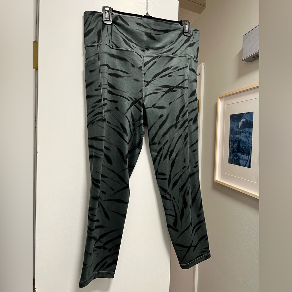 Athleta leggings gray and black with pockets.